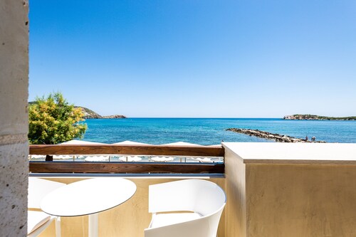 Villa am Strand mit beheiztem Pool, Zimmerservice und privaten Pavillons am Strand!