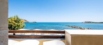 Villa fronte mare con piscina riscaldata, servizio in camera e gazebo privati in spiaggia!