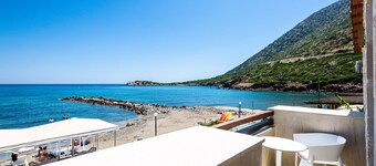 Villa am Strand mit beheiztem Pool, Zimmerservice und privaten Pavillons am Strand!
