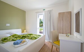 3 عدّة غرف نوم وخدمة الإنترنت وملاءات أسرّة