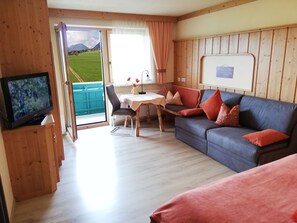 TV, books, stereo - Studio in a typical country house (Mieming)