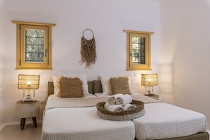 5 bedrooms, iron/ironing board, WiFi, bed sheets