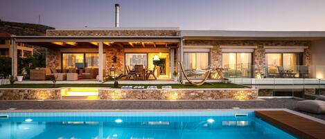 Una piscina al aire libre, una piscina climatizada