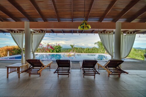 Exclusive 5 Bedroom Rainforest Retreat, Ocean/ Mountain View’s /sleeps 12