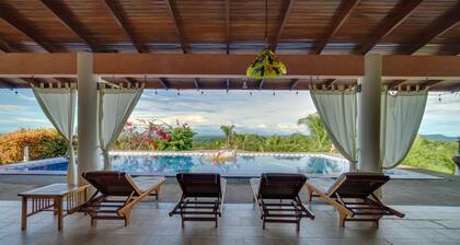 Exclusive 5 Bedroom Rainforest Retreat, Ocean/ Mountain View’s /sleeps 12