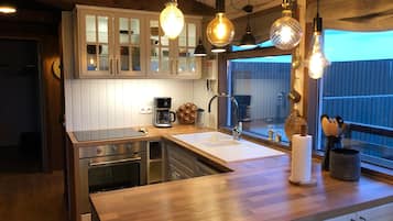 Fridge, oven, stovetop, coffee/tea maker