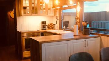 Réfrigérateur, four, plaque de cuisson, cafetiÚre/bouilloire