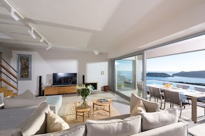 تلفزيون، مدفأة، مشغل دي في دي