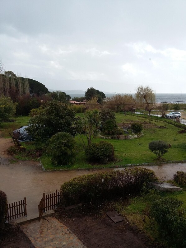 Property grounds - WATERFRONT HOUSE ideal for families with children. direct access to the beach. (Sagone)