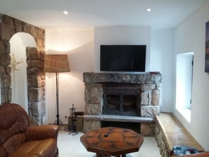 TV, fireplace - WATERFRONT HOUSE ideal for families with children. direct access to the beach. (Sagone)