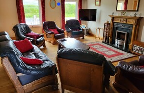 TV, DVD-spiller, bøker og musikkbibliotek