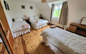 4 bedrooms, iron/ironing board, WiFi, bed sheets - Spectacular Views, Miles of Beaches, and Boat Trips, 4 Star  Luxury Home (Dingle)