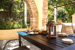 Outdoor dining - Lavender cottage house, Achilleion, Corfu (Gastouri)
