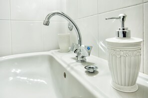 Shower, hair dryer, towels, soap - Lavender cottage house, Achilleion, Corfu (Gastouri)