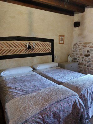2 quartos, acesso à internet, roupa de cama