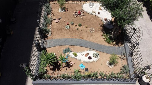 Piso tres habitaciones con decoración y equipadas con aire acondicionado y wifi satélite