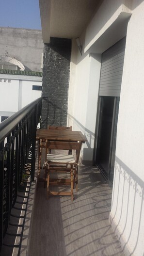 Outdoor dining - Flat three rooms furnished and equipped with air conditioning and wifi satelite (Agadir)