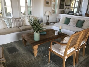 Fernseher, Kamin, DVD-Player