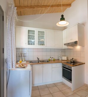 Jääkaappi, mikroaaltouuni, uuni, astianpesukone