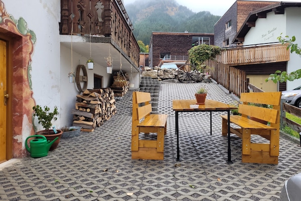 Essbereich draußen mit Blick auf die Berge
