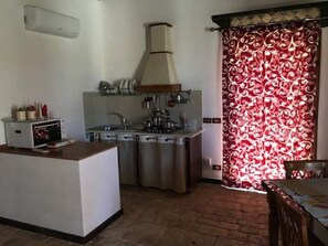 Kühlschrank, Mikrowelle, Herdplatte, Wasserkocher mit Kaffee-/Teezubehör