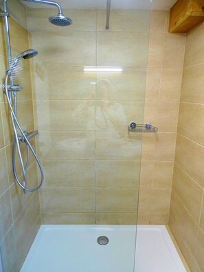 Douche, sèche-cheveux, serviettes fournies