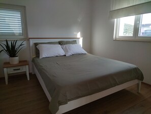 2 عدّة غرف نوم وواي فاي مجانًا وملاءات أسرّة