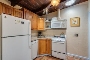 Full-size fridge, microwave, oven, stovetop