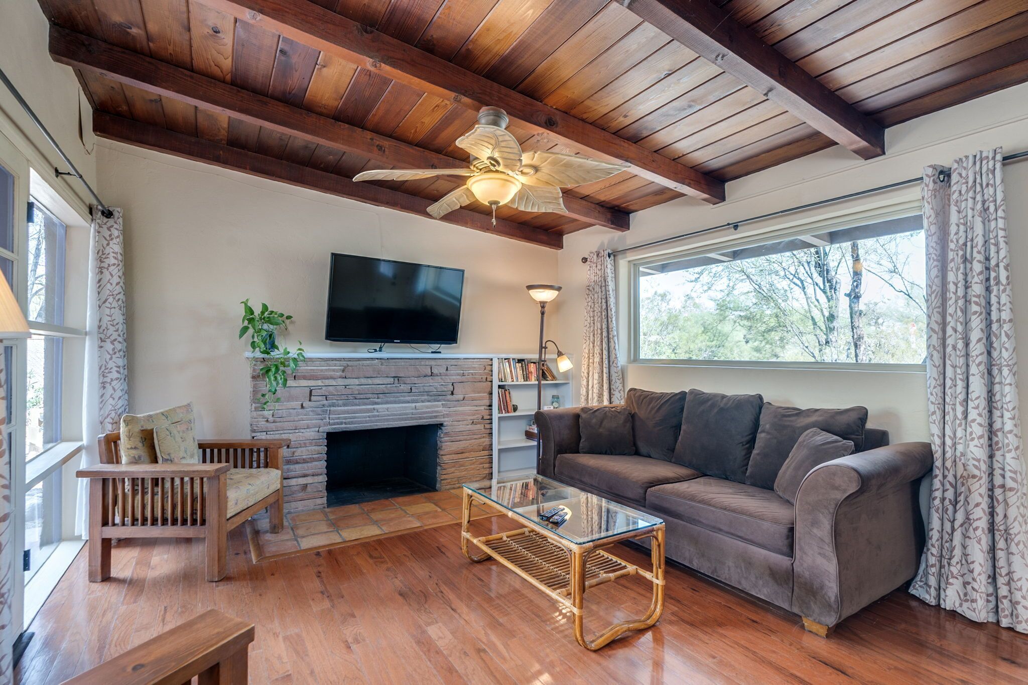 Téléviseur connecté, foyer, livres