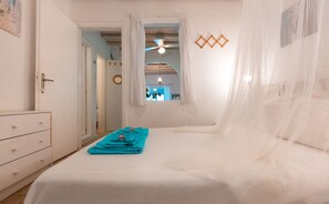 2 bedrooms, iron/ironing board, WiFi - Admiralty's House. Ideal for up to 8 guests (Ornos)