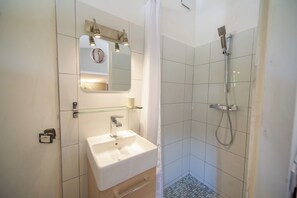 SĂšche-cheveux, serviettes fournies, savon, papier toilette