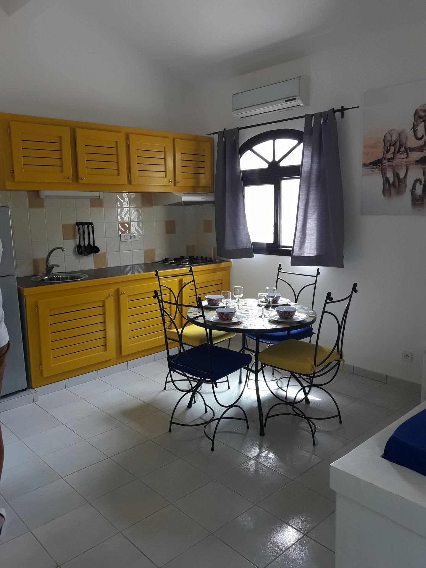 Frigorífico, microondas, placa de cocina y cafetera o tetera