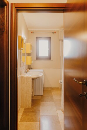 Dusche, Haartrockner, Bidet, Handtücher