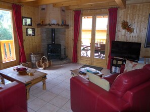 Smart-TV, Kamin, DVD-Player, Bücher