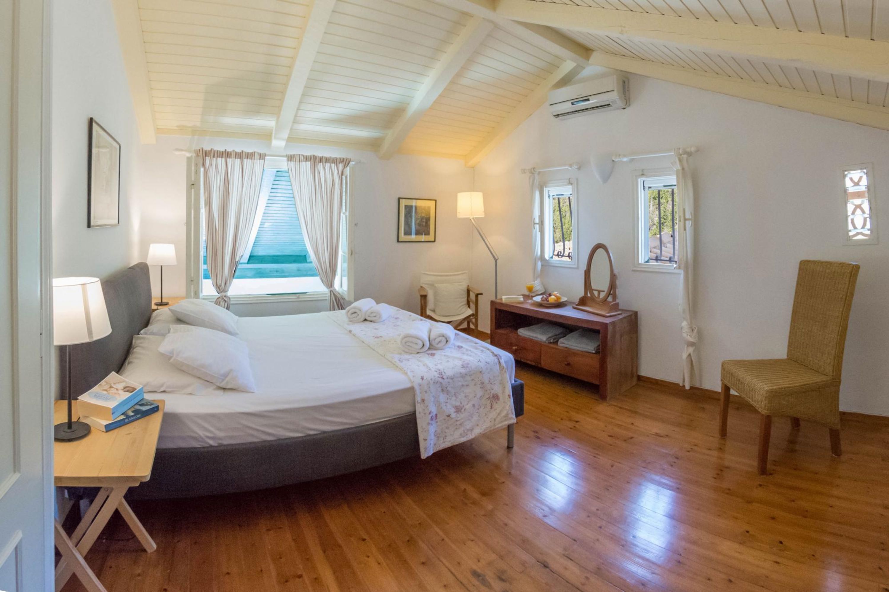 2 slaapkamers, een strijkplank/strijkijzer, reisbedje, gratis wifi
