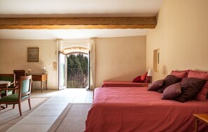 5 bedrooms, iron/ironing board, travel cot, WiFi - XVIIIth Century fully renovated Provencal farmhouse in Maussane-les-Alpilles (Maussane les alpilles)