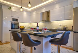 Een koelkast, een magnetron, een oven, een kookplaat