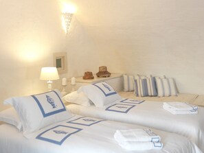 3 habitaciones, tabla de planchar con plancha, wifi y ropa de cama 