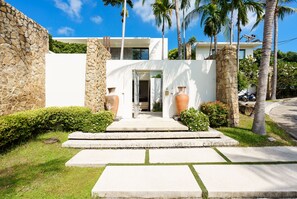 Exterior detail - Spacious villa with expansive pool deck and spectacular views of coral cove (Koh Samui)