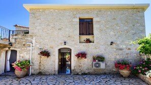 Exterior - Spacious stonebuilt villa in a tranquil setting! (Margarites)