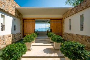 Property grounds - Luxury 4 Bedroom villa immense infinity edge pool with breathtaking views (Koh Samui)