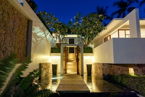 Exterior - 4 Bedroom Luxury Villa with large infinity pool and stunning views of the bay (Koh Samui)