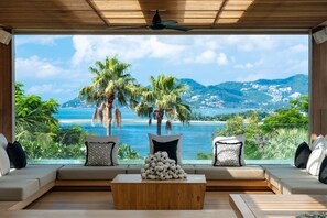 Property grounds - Spacious 8 bedroom villa, full of amenities with amazing views of the Gulf (Koh Samui)