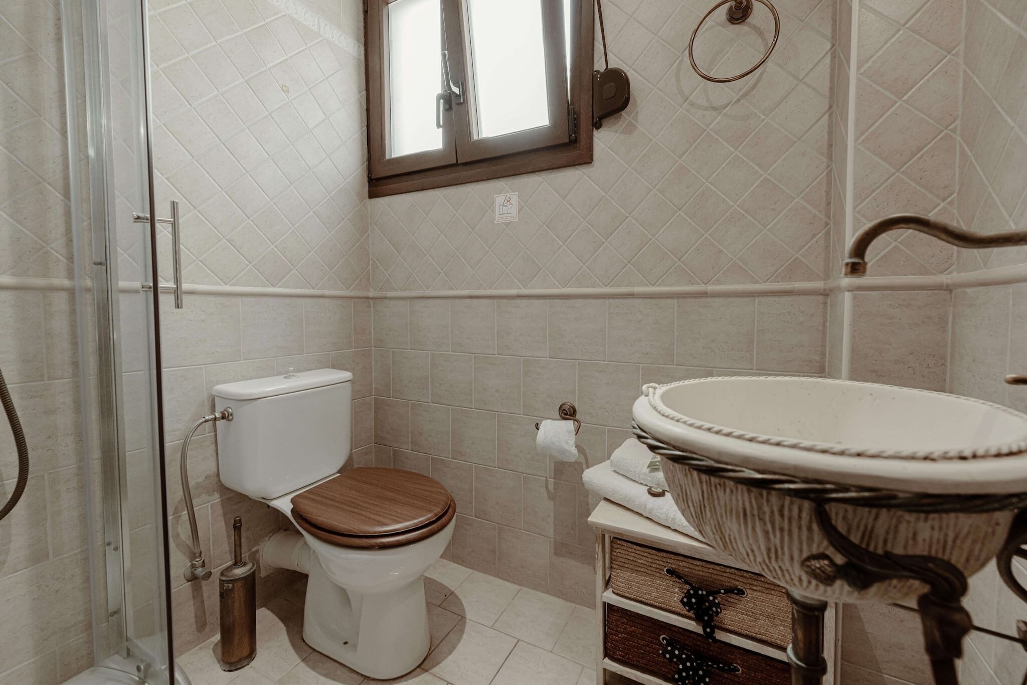 Ein Badezimmer mit Toilette, Waschbecken und Dusche.