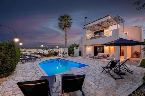 New beautiful artistic  villa! 1km to the beach!