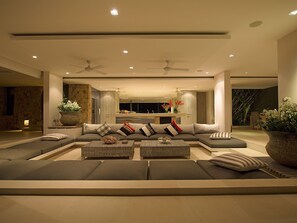 Lobby - Beachfront villa perched on the rocky shoreline, uninterrupted sea views (Koh Samui)