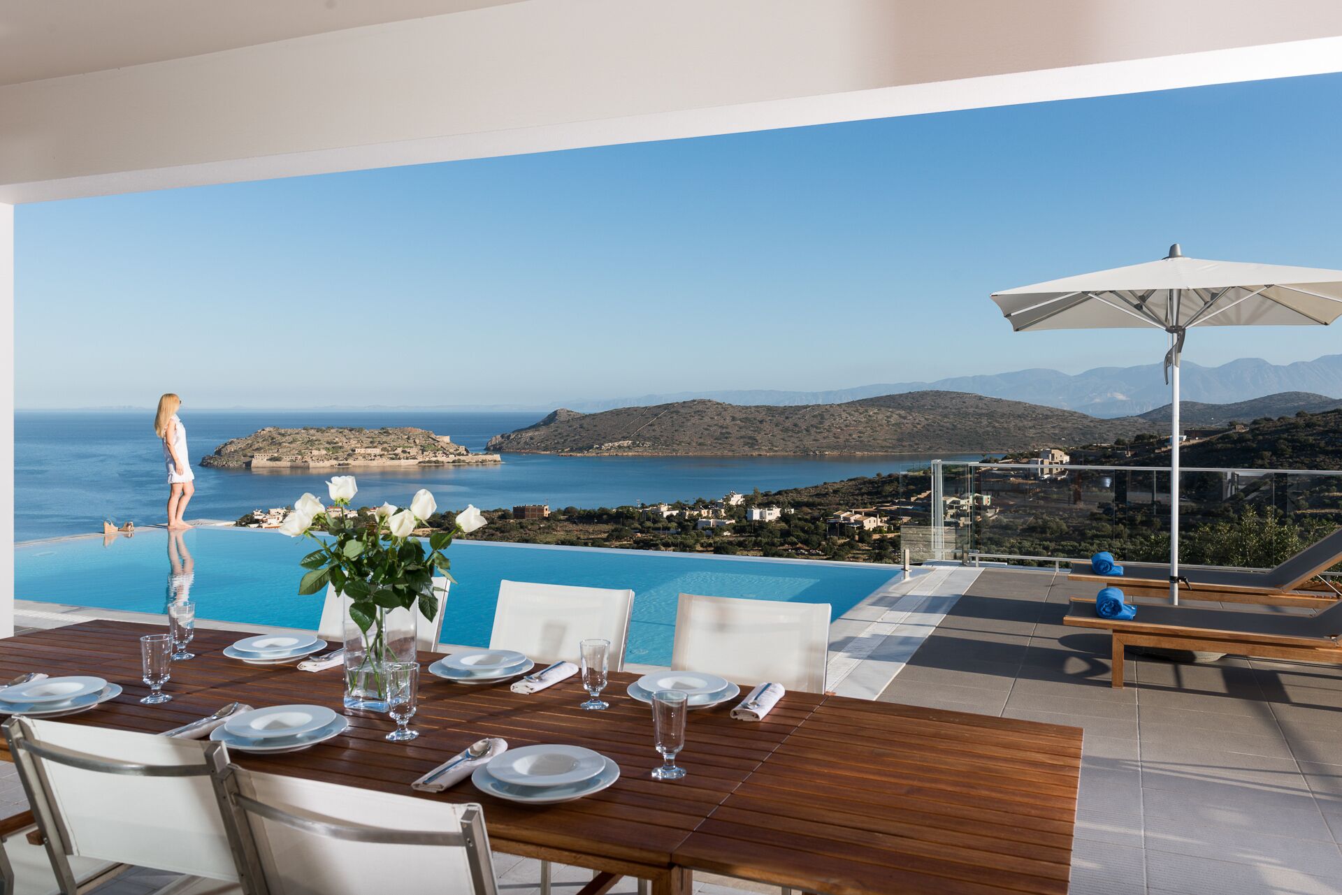 Mesa para dos, con vista al mar y a las montañas.