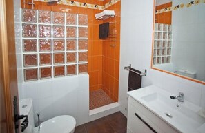 Een douche, een haardroger, handdoeken, zeep