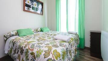 4 Schlafzimmer, Schreibtisch, Bügeleisen/Bügelbrett, Reisekinderbett