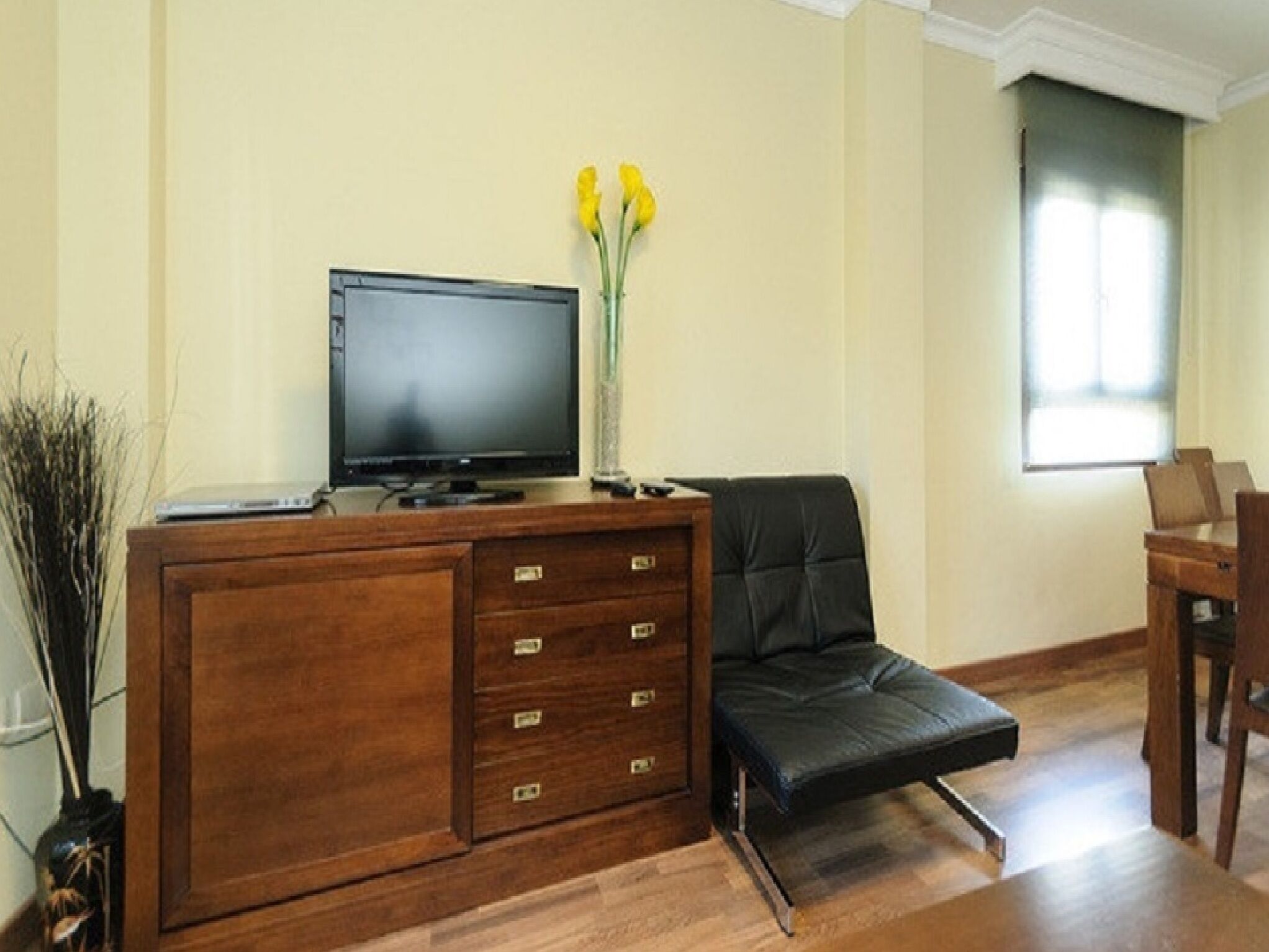 4 slaapkamers, een bureau, een strijkplank/strijkijzer, reisbedje